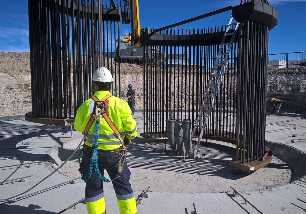 Bolt cage levelling and assembly